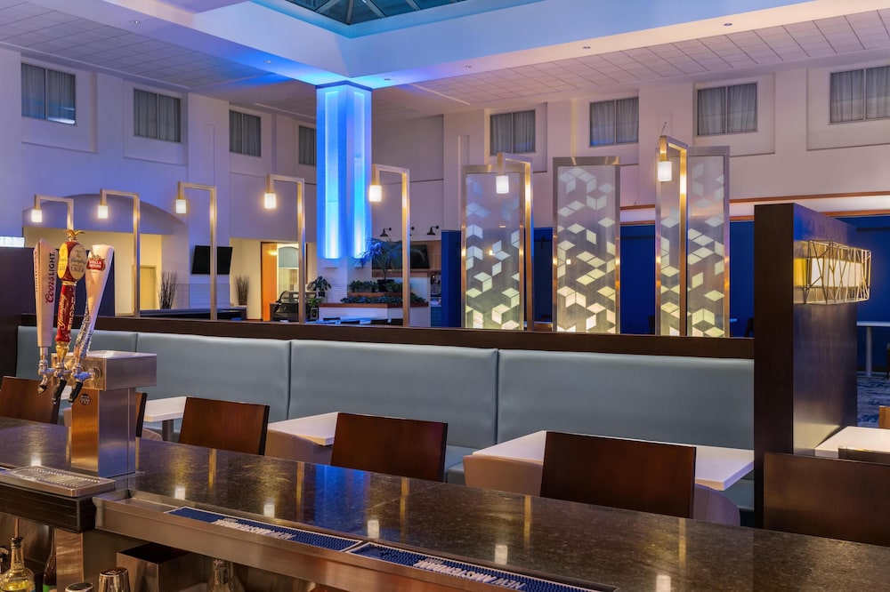 Embassy Suites Boston Logan Airport — Restaurant & bars in Boston, Massachusetts