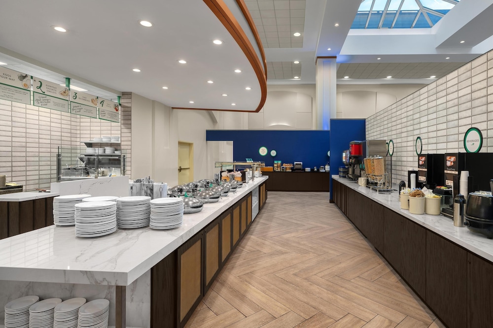 Embassy Suites Boston Logan Airport — Restaurant & bars in Boston, Massachusetts