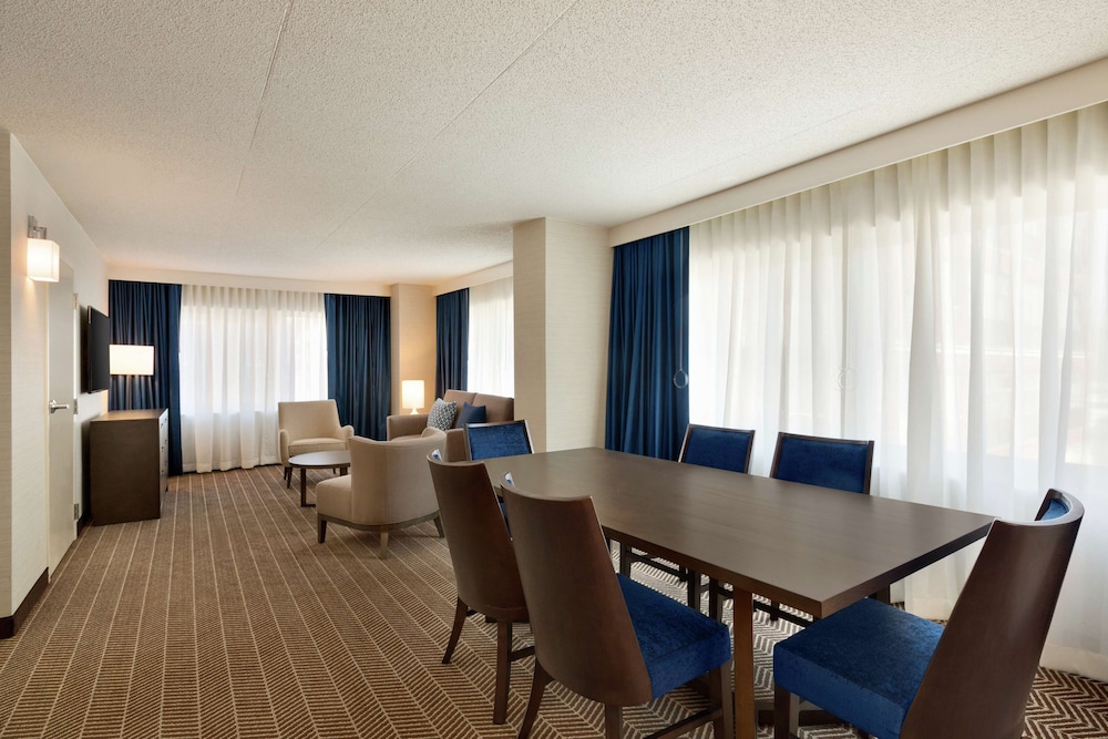 Embassy Suites Boston Logan Airport — Hotel rooms in Boston, Massachusetts