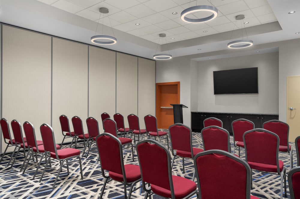 Embassy Suites Boston Logan Airport — Hotel building in Boston, Massachusetts