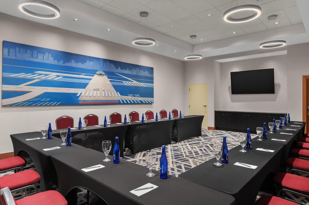 Embassy Suites Boston Logan Airport — Hotel building in Boston, Massachusetts