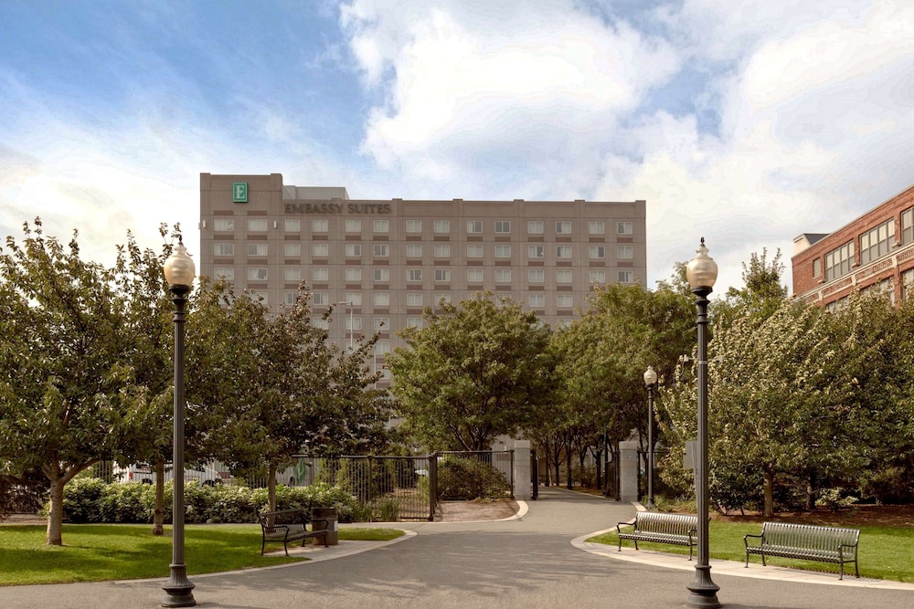 Embassy Suites Boston Logan Airport — Hotel building in Boston, Massachusetts