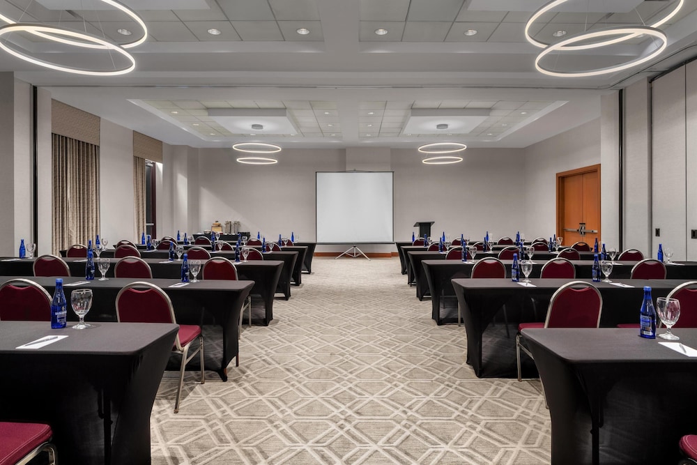 Embassy Suites Boston Logan Airport — Hotel building in Boston, Massachusetts