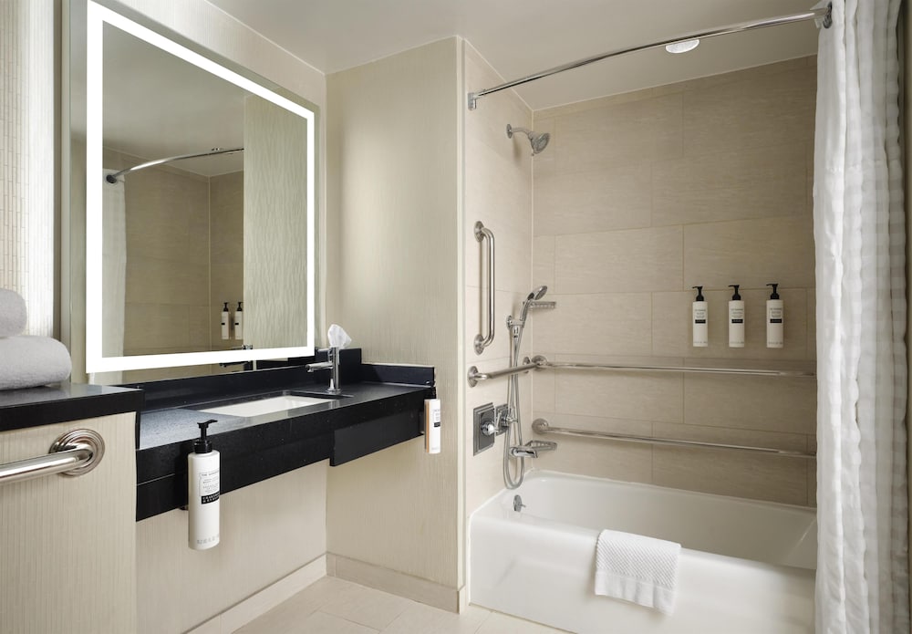 Embassy Suites by Hilton Chicago Downtown Magnificent Mile — Hotel rooms in Chicago, Illinois