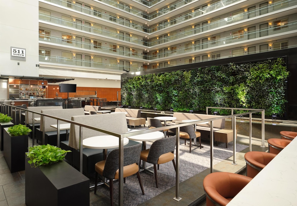 Embassy Suites by Hilton Chicago Downtown Magnificent Mile — Restaurant & bars in Chicago, Illinois