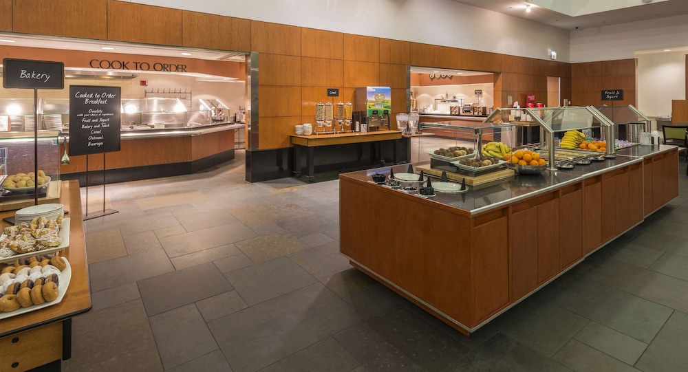 Embassy Suites by Hilton Chicago Downtown Magnificent Mile — Restaurant & bars in Chicago, Illinois