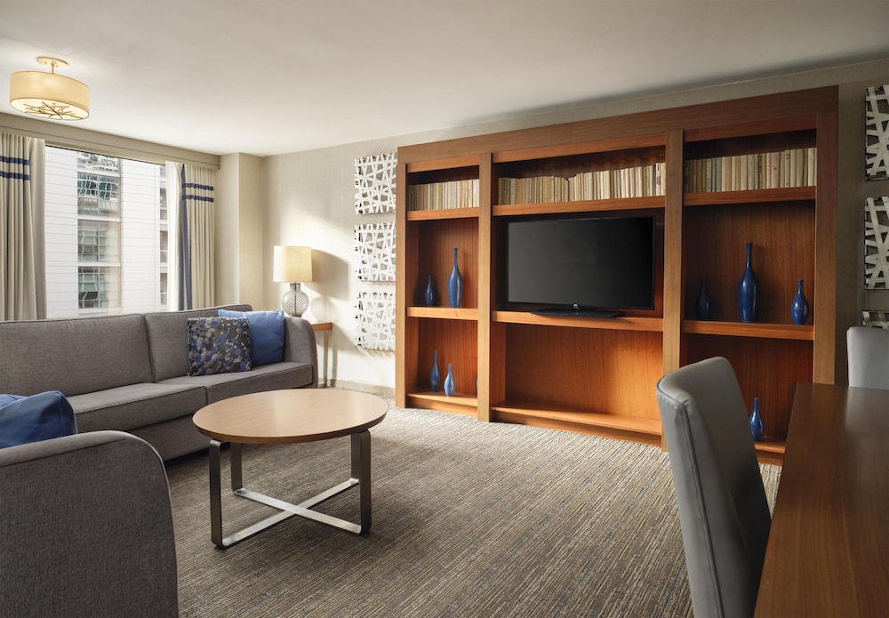 Embassy Suites by Hilton Chicago Downtown Magnificent Mile — Hotel rooms in Chicago, Illinois