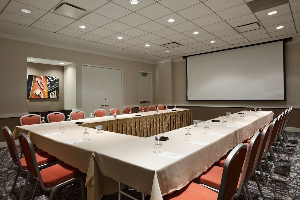 Embassy Suites by Hilton Chicago Downtown Magnificent Mile — Hotel building in Chicago, Illinois