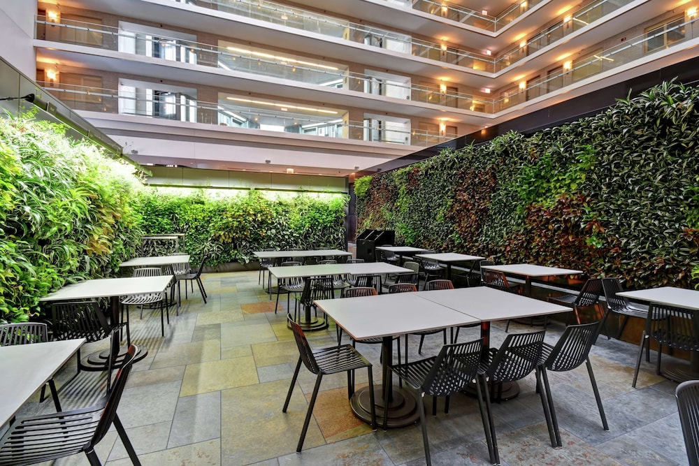 Embassy Suites by Hilton Chicago Downtown Magnificent Mile — Restaurant & bars in Chicago, Illinois