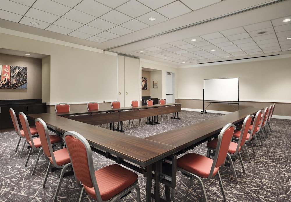 Embassy Suites by Hilton Chicago Downtown Magnificent Mile — Hotel building in Chicago, Illinois