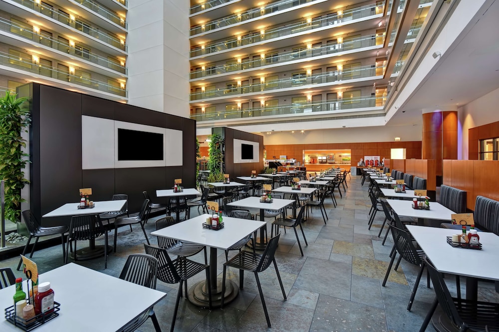 Embassy Suites by Hilton Chicago Downtown Magnificent Mile — Restaurant & bars in Chicago, Illinois
