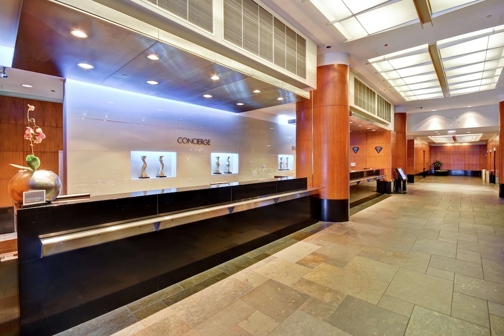 Embassy Suites by Hilton Chicago Downtown Magnificent Mile — Hotel building in Chicago, Illinois