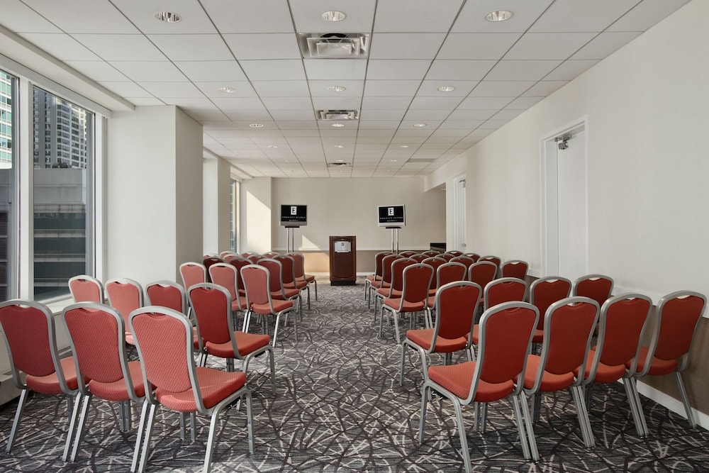 Embassy Suites by Hilton Chicago Downtown Magnificent Mile — Hotel building in Chicago, Illinois