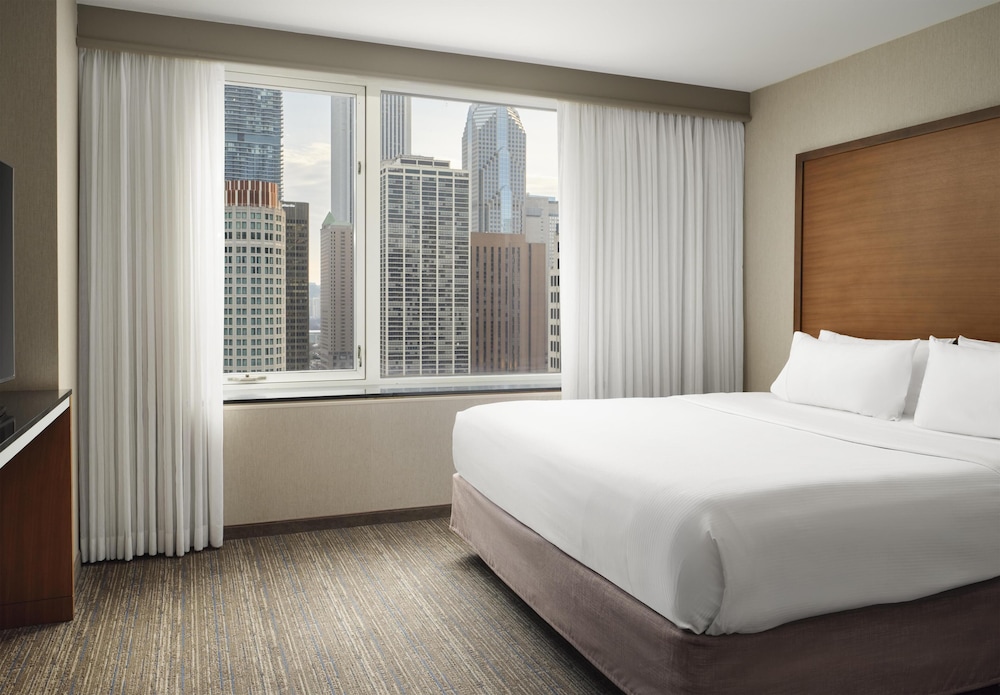 Embassy Suites by Hilton Chicago Downtown Magnificent Mile — Hotel rooms in Chicago, Illinois