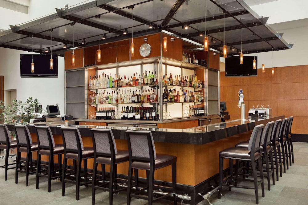 Embassy Suites by Hilton Chicago Downtown Magnificent Mile — Restaurant & bars in Chicago, Illinois