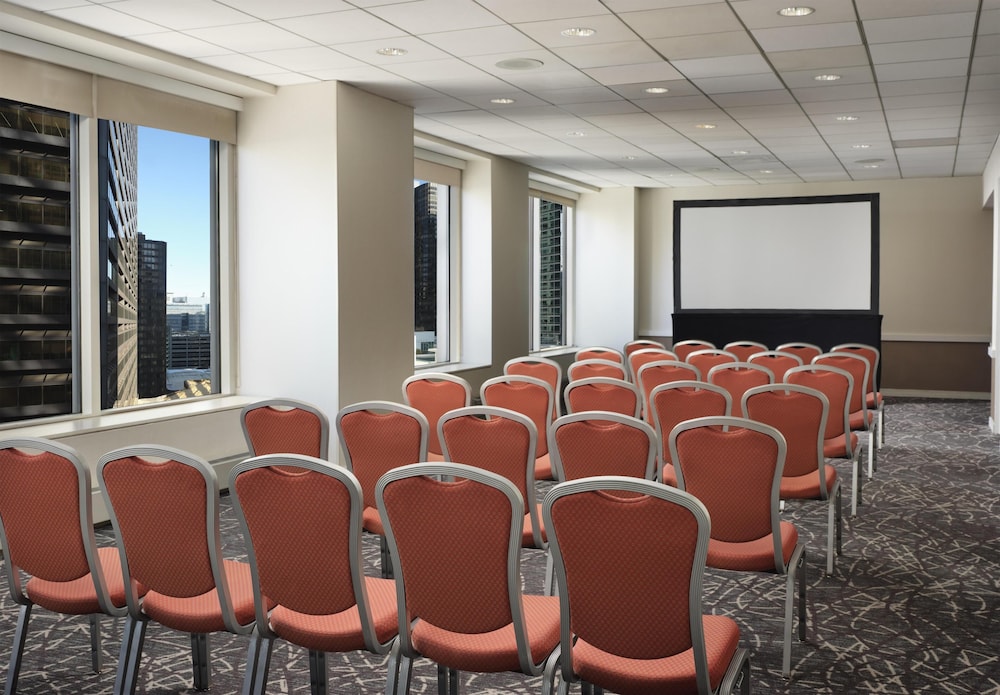 Embassy Suites by Hilton Chicago Downtown Magnificent Mile — Hotel building in Chicago, Illinois