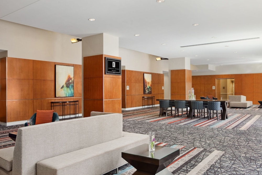 Embassy Suites by Hilton Chicago Downtown Magnificent Mile — Hotel building in Chicago, Illinois