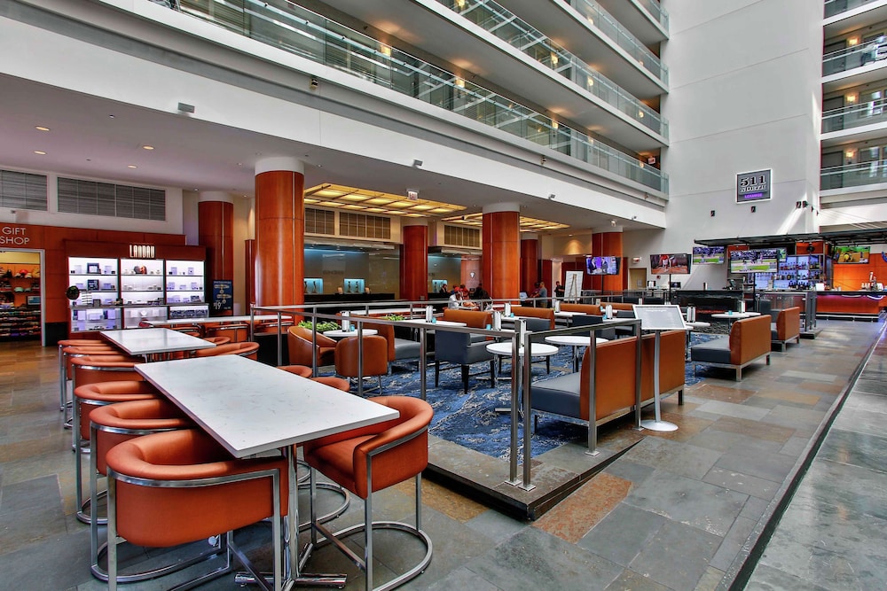 Embassy Suites by Hilton Chicago Downtown Magnificent Mile — Restaurant & bars in Chicago, Illinois