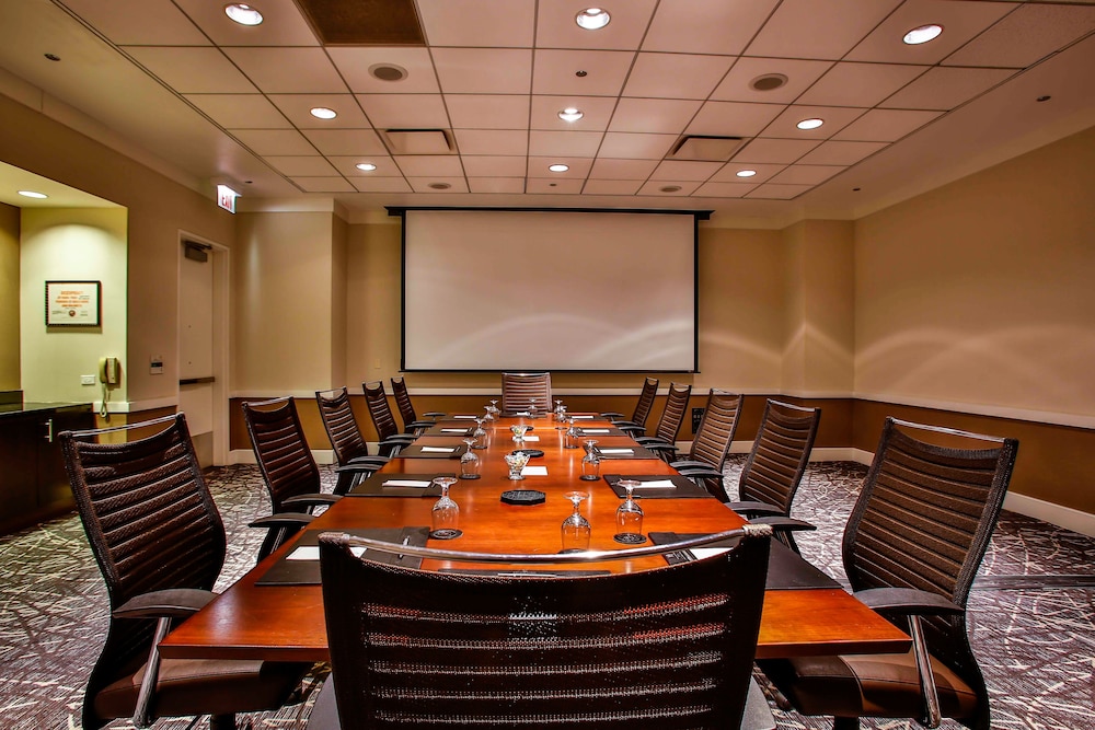 Embassy Suites by Hilton Chicago Downtown Magnificent Mile — Hotel building in Chicago, Illinois