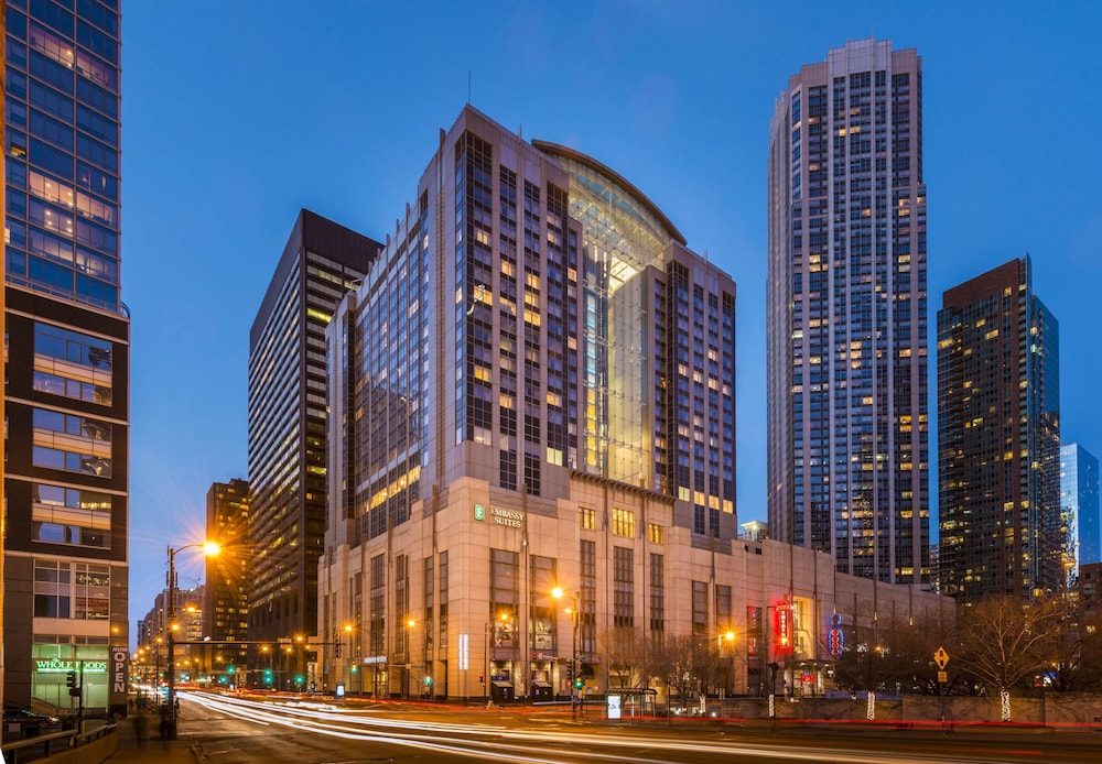 Embassy Suites by Hilton Chicago Downtown Magnificent Mile — Hotel building in Chicago, Illinois