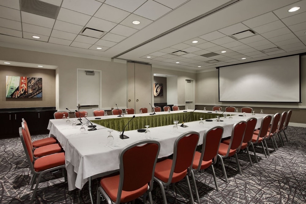 Embassy Suites by Hilton Chicago Downtown Magnificent Mile — Hotel building in Chicago, Illinois