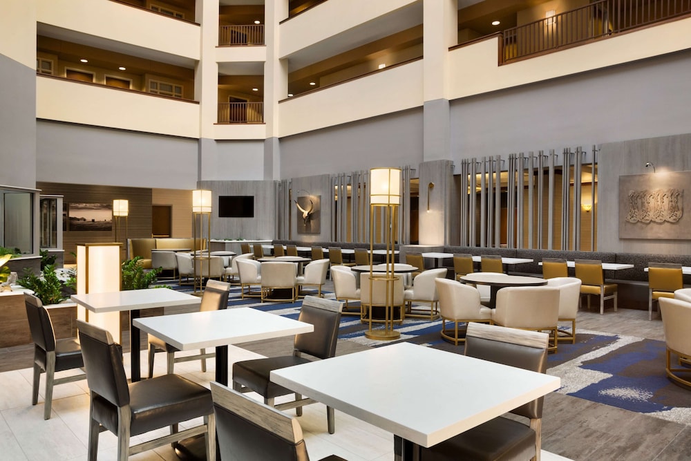 Embassy Suites by Hilton Dallas DFW Airport North — Restaurant & bars in Grapevine, Texas