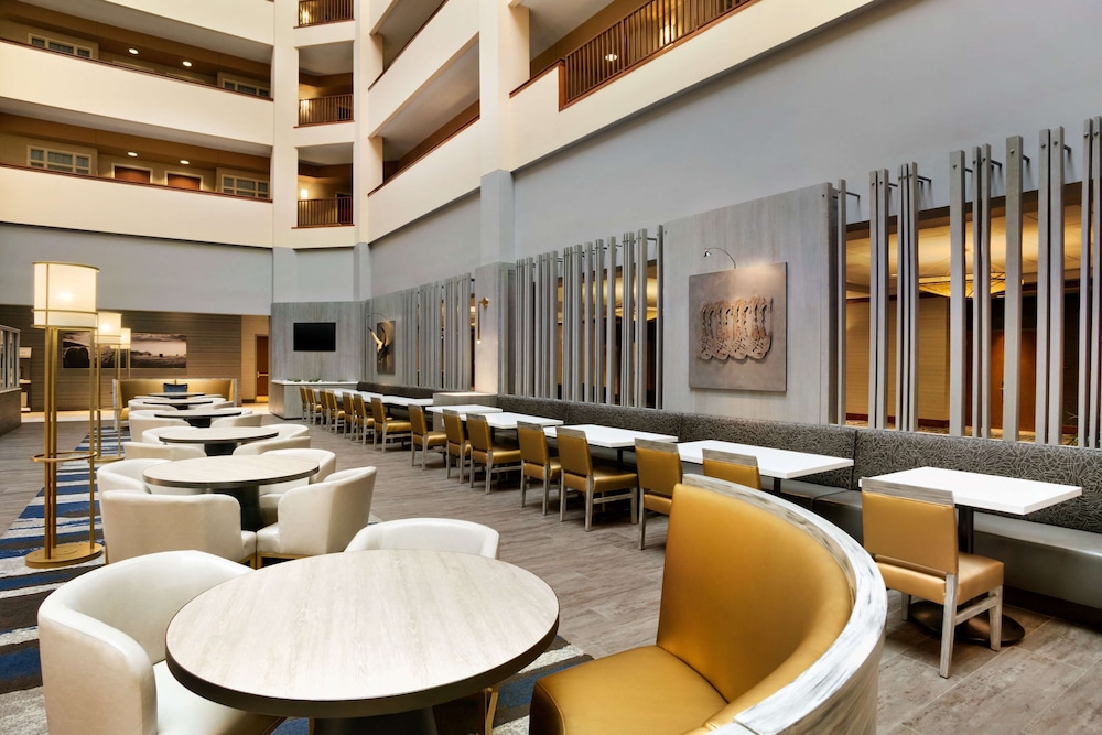 Embassy Suites by Hilton Dallas DFW Airport North — Restaurant & bars in Grapevine, Texas