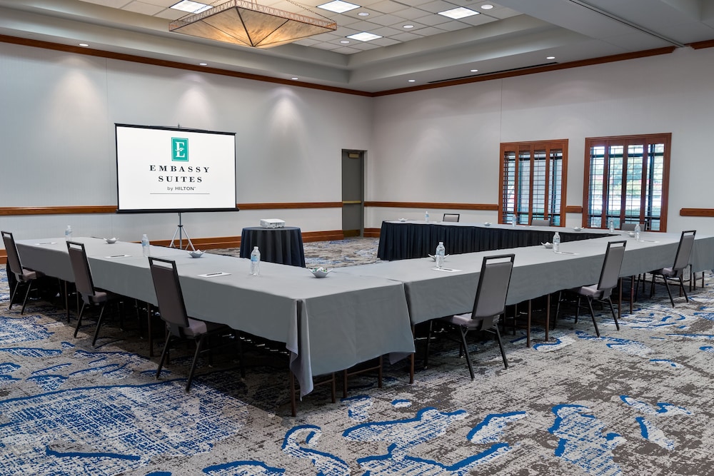 Embassy Suites by Hilton Dallas DFW Airport North — Hotel building in Grapevine, Texas