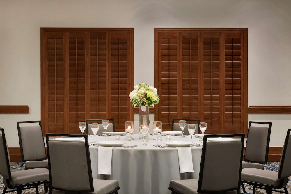 Embassy Suites by Hilton Dallas DFW Airport North — Restaurant & bars in Grapevine, Texas