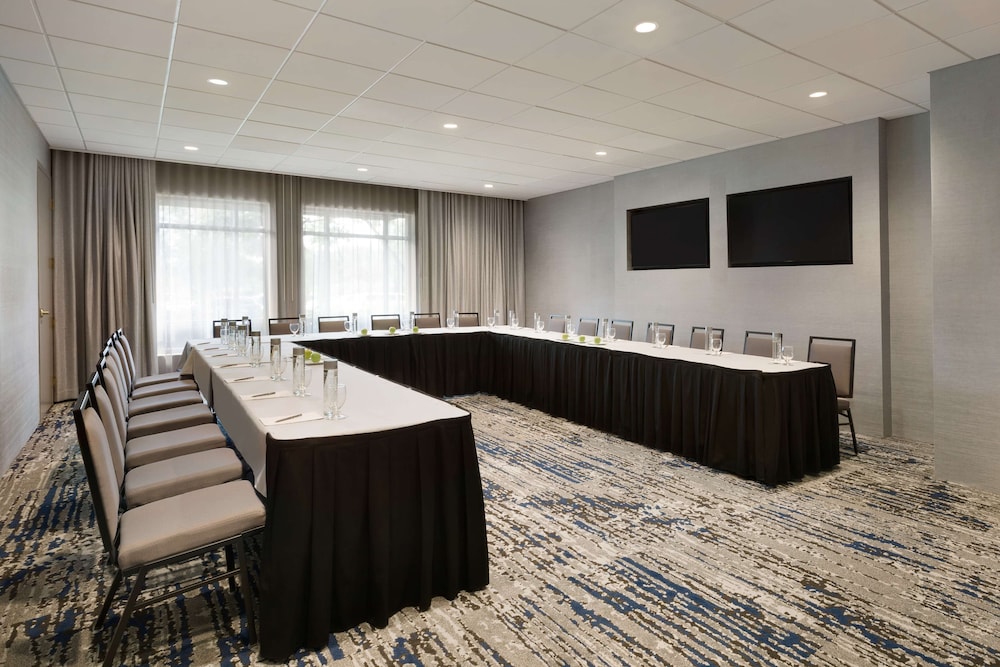 Embassy Suites by Hilton Dallas DFW Airport North — Hotel building in Grapevine, Texas