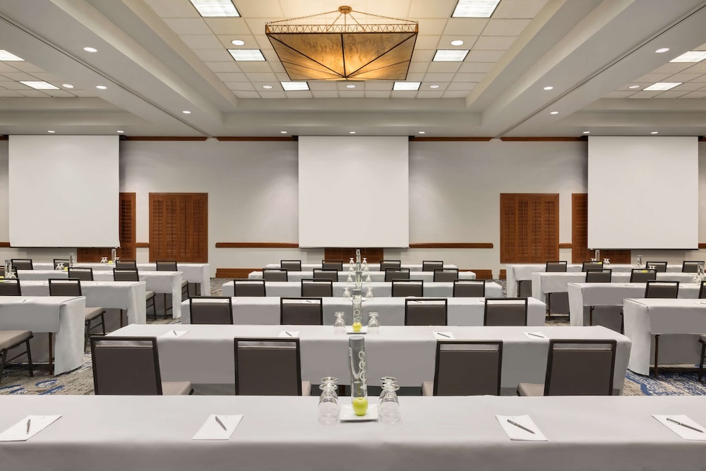 Embassy Suites by Hilton Dallas DFW Airport North — Hotel building in Grapevine, Texas