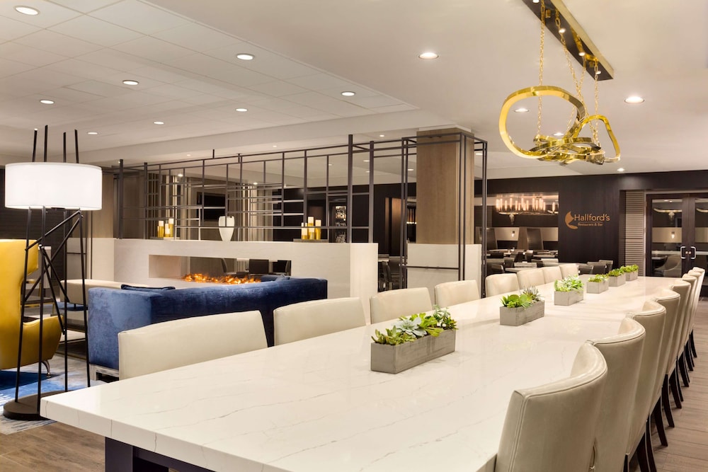 Embassy Suites by Hilton Dallas DFW Airport North — Restaurant & bars in Grapevine, Texas