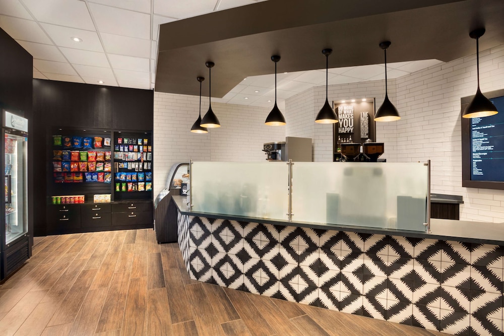 Embassy Suites by Hilton Dallas DFW Airport North — Restaurant & bars in Grapevine, Texas