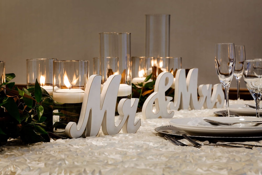 Embassy Suites by Hilton Dallas DFW Airport North — Restaurant & bars in Grapevine, Texas