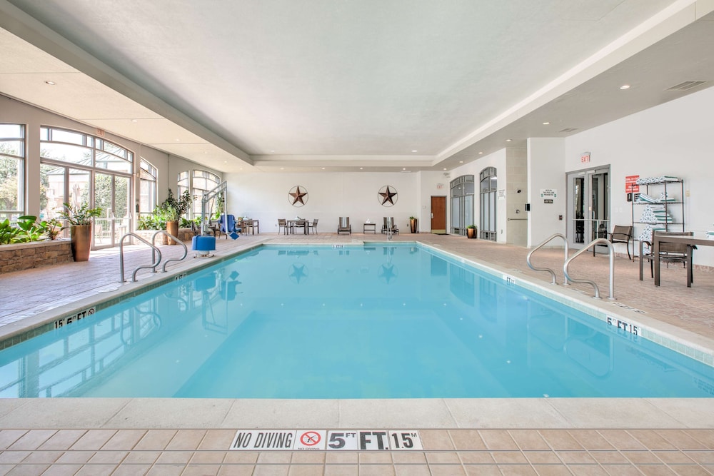 Embassy Suites by Hilton Dallas DFW Airport North — Swimming pool in Grapevine, Texas