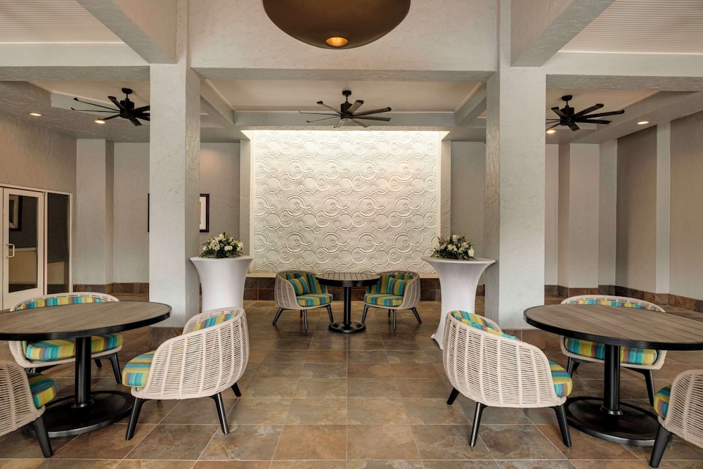 Embassy Suites by Hilton Fort Lauderdale 17th Street — Hotel building in Fort Lauderdale, Florida
