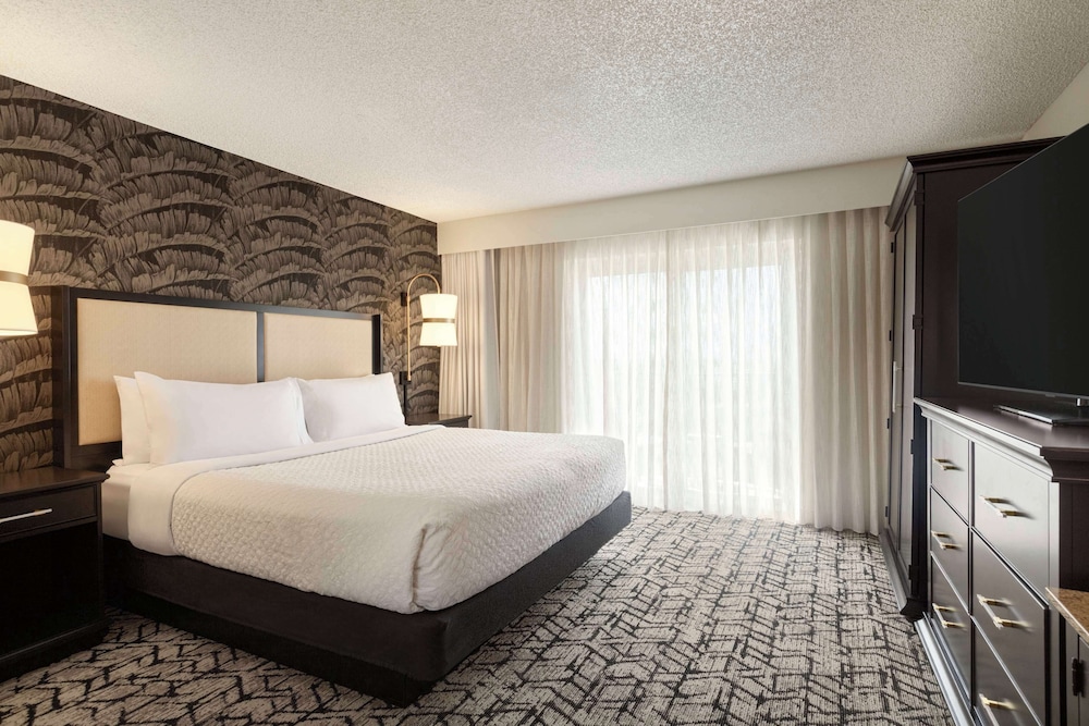 Embassy Suites by Hilton Fort Lauderdale 17th Street — Hotel rooms in Fort Lauderdale, Florida