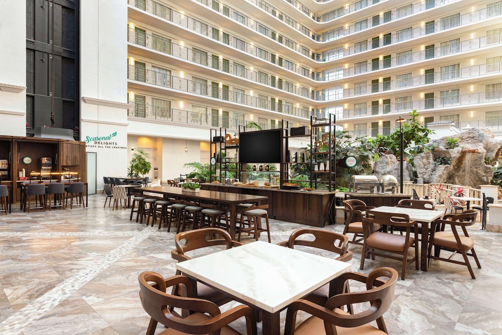 Embassy Suites by Hilton Fort Lauderdale 17th Street — Restaurant & bars in Fort Lauderdale, Florida