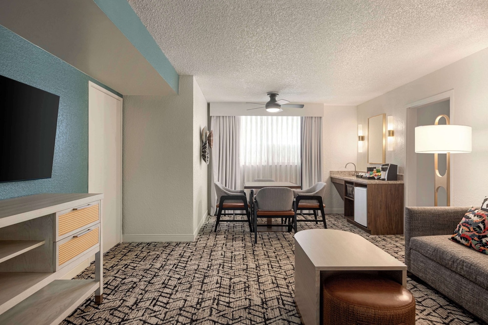 Embassy Suites by Hilton Fort Lauderdale 17th Street — Hotel rooms in Fort Lauderdale, Florida
