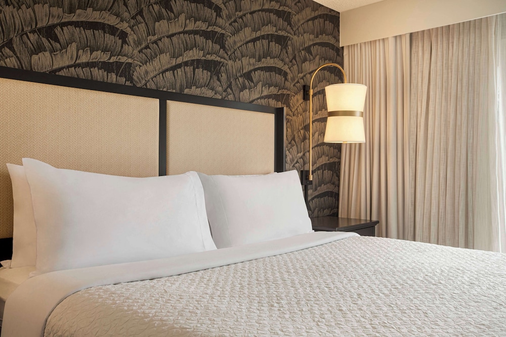Embassy Suites by Hilton Fort Lauderdale 17th Street — Hotel rooms in Fort Lauderdale, Florida