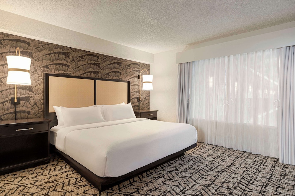 Embassy Suites by Hilton Fort Lauderdale 17th Street — Hotel rooms in Fort Lauderdale, Florida