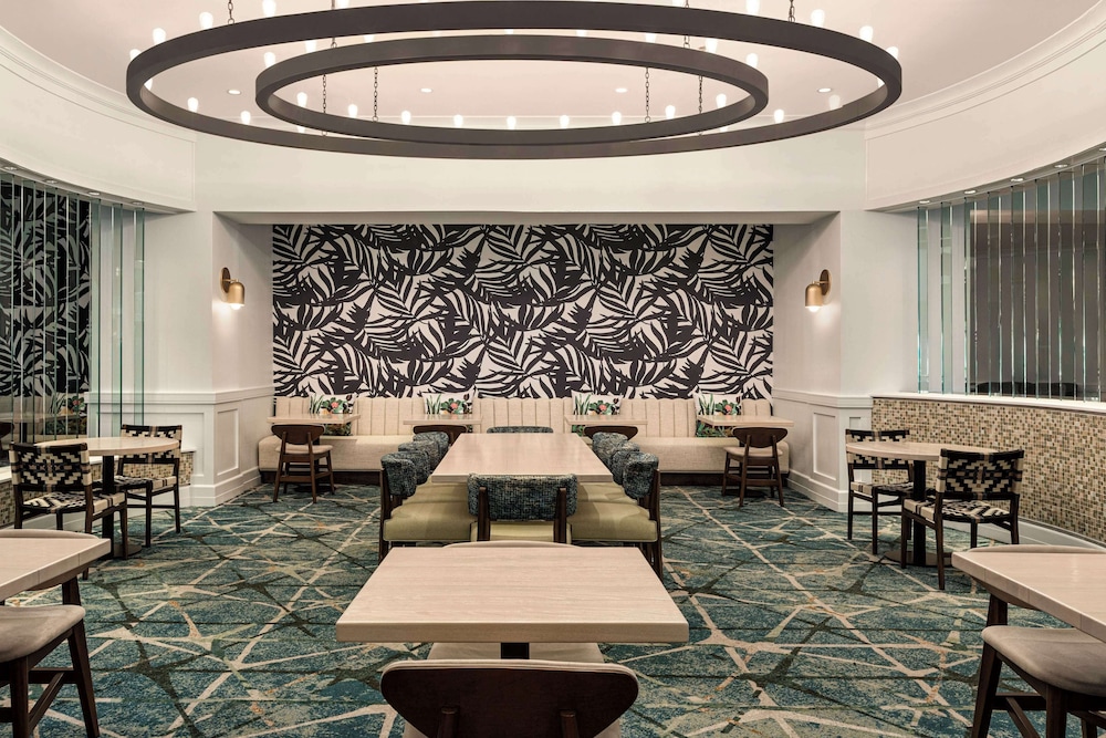 Embassy Suites by Hilton Fort Lauderdale 17th Street — Restaurant & bars in Fort Lauderdale, Florida