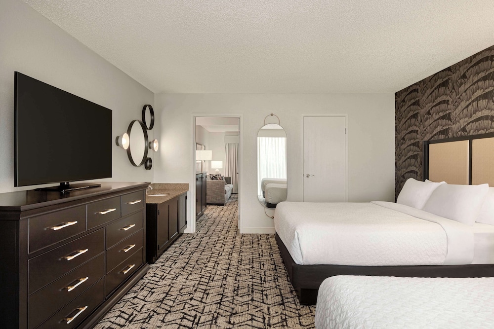Embassy Suites by Hilton Fort Lauderdale 17th Street — Hotel rooms in Fort Lauderdale, Florida