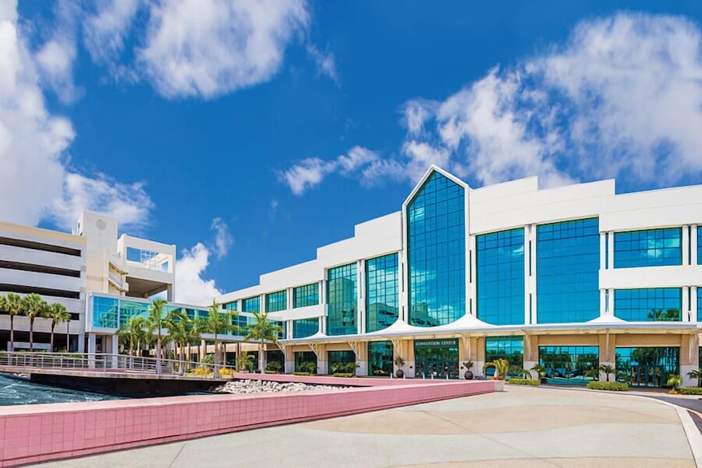 Embassy Suites by Hilton Fort Lauderdale 17th Street — Hotel building in Fort Lauderdale, Florida