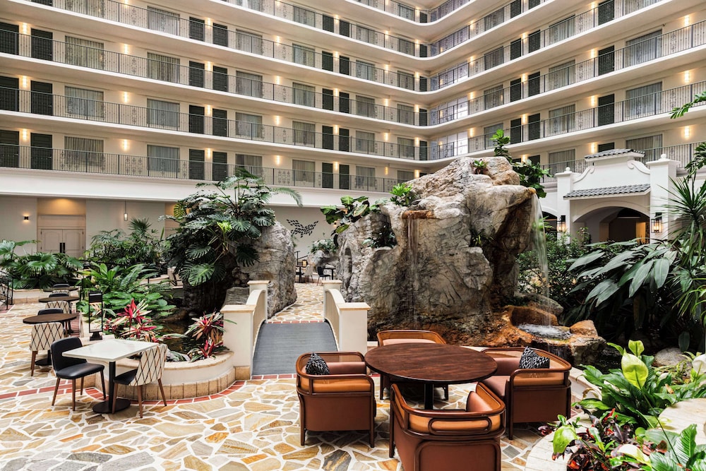 Embassy Suites by Hilton Fort Lauderdale 17th Street — Hotel building in Fort Lauderdale, Florida