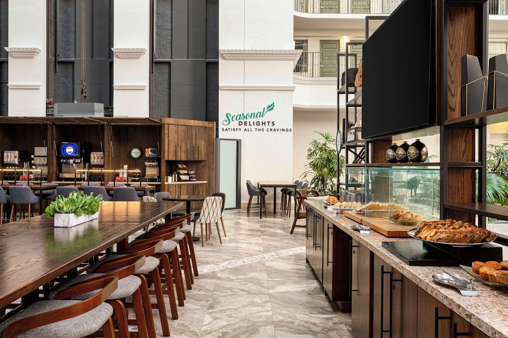 Embassy Suites by Hilton Fort Lauderdale 17th Street — Restaurant & bars in Fort Lauderdale, Florida