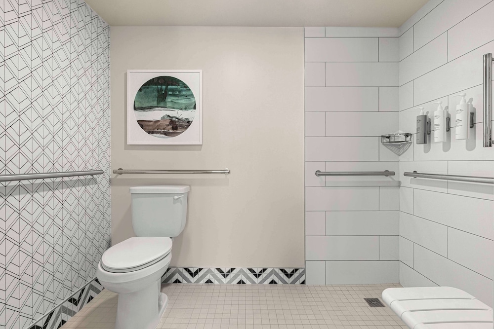 Embassy Suites by Hilton Fort Lauderdale 17th Street — Hotel rooms in Fort Lauderdale, Florida