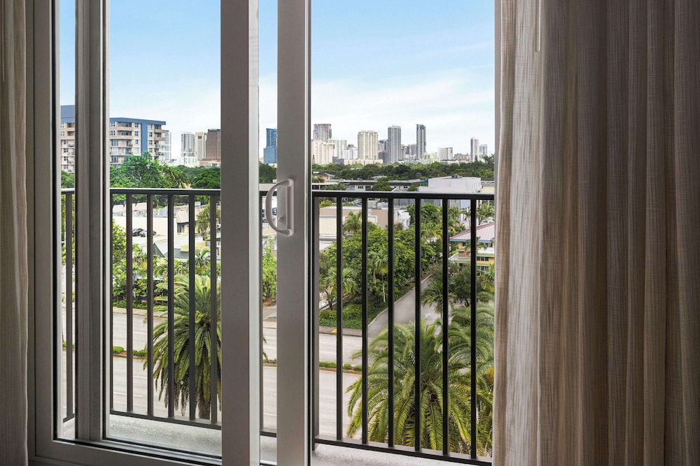 Embassy Suites by Hilton Fort Lauderdale 17th Street — Hotel rooms in Fort Lauderdale, Florida