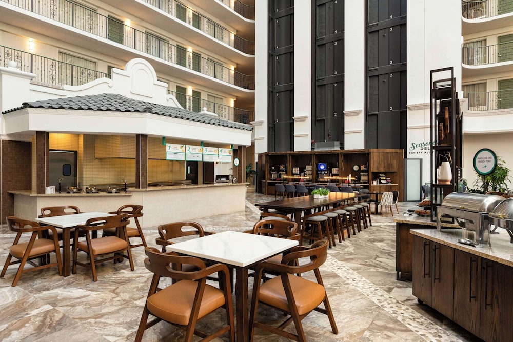 Embassy Suites by Hilton Fort Lauderdale 17th Street — Restaurant & bars in Fort Lauderdale, Florida