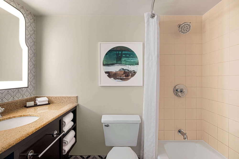 Embassy Suites by Hilton Fort Lauderdale 17th Street — Hotel rooms in Fort Lauderdale, Florida